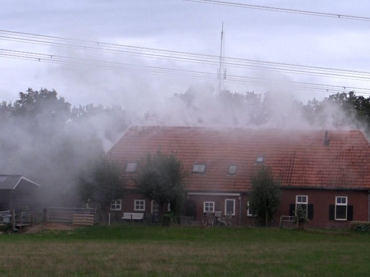 Veel rook bij brand op bovenverdieping boerderij in Markelo