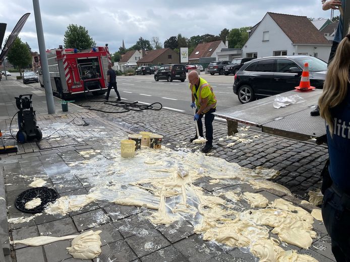 De mayonaise zorgde voor een vettige smurrie op het voetpad langs de Mandellaan in Roeselare.De brandweer hielp schoonmaken.