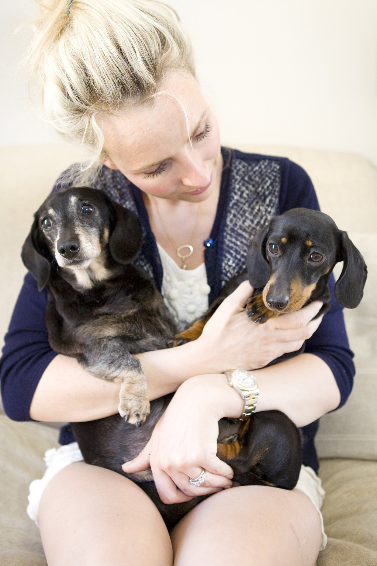 Rebecca met haar 'echte' hond - links - en haar gekloonde hond. Beeld Io Cooman