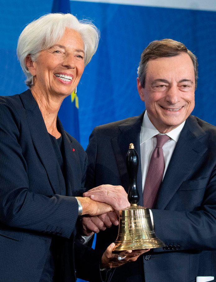 Christine Lagarde (L) samen met haar voorganger Mario Draghi (R).