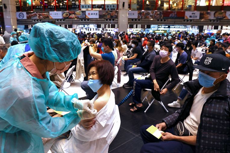 Mensen worden massaal geboosterd in Taiwan. Beeld REUTERS
