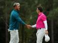 Brooks Koepka schudt Rory McIlroy de hand op de Masters van 2022.