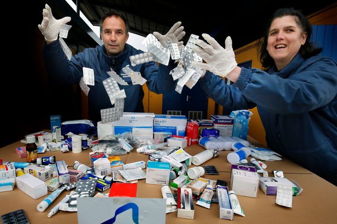 Kees Verschoor en Silvia Nieuwkoop met de tientallen doosjes, potjes, tubes en losse strips medicijnen die zijn ingeleverd bij het milieustation Werkendam.