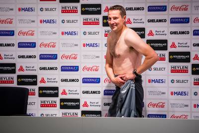 Le coach de l’Antwerp se présente torse nu en conférence de presse: “Désolé les gars”