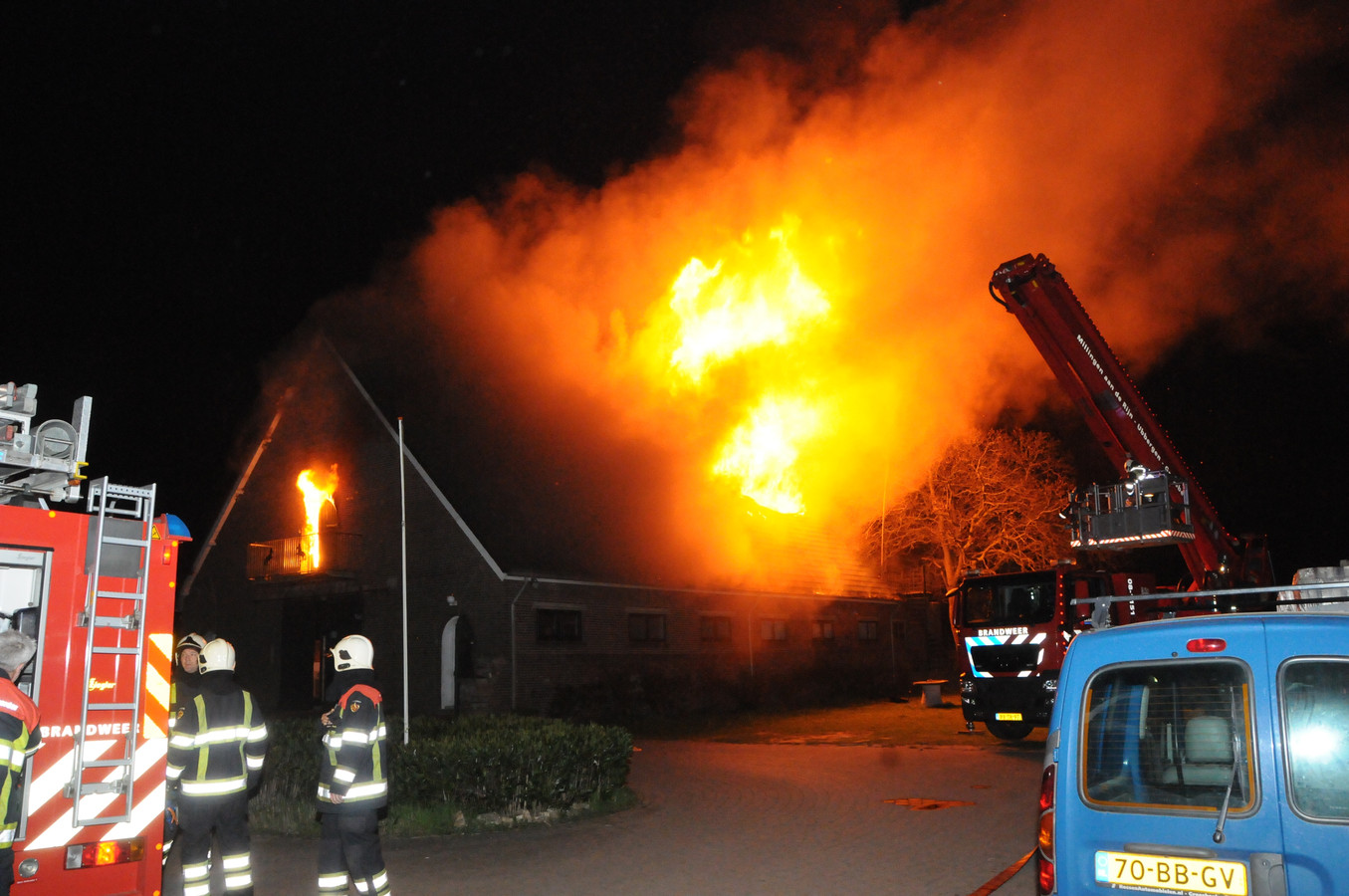 De vlammen slaan uit het dak van het gebouw. Foto: Henk Baron