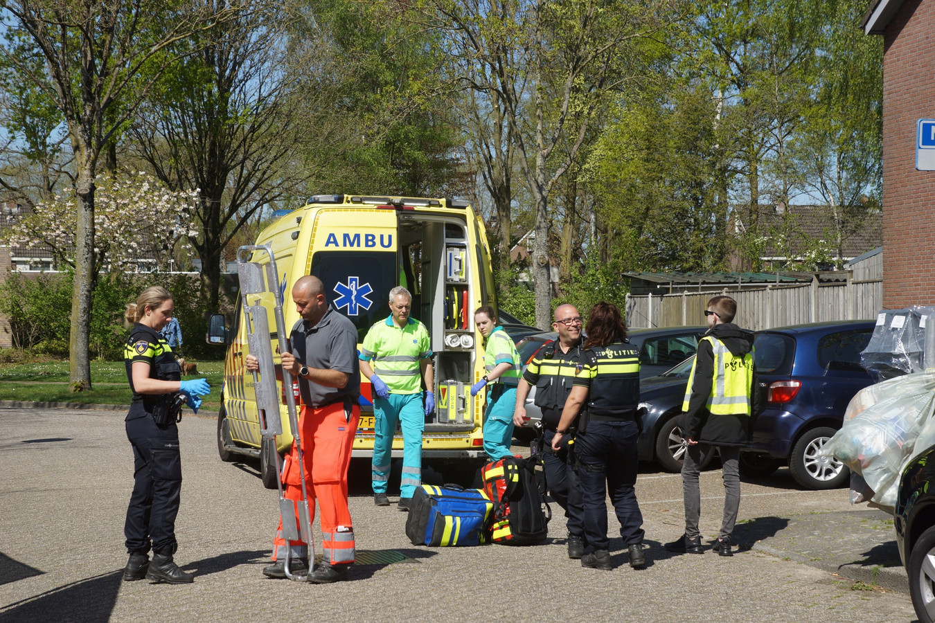 Man zwaargewond door metershoge val van dak tijdens werkzaamheden in ...