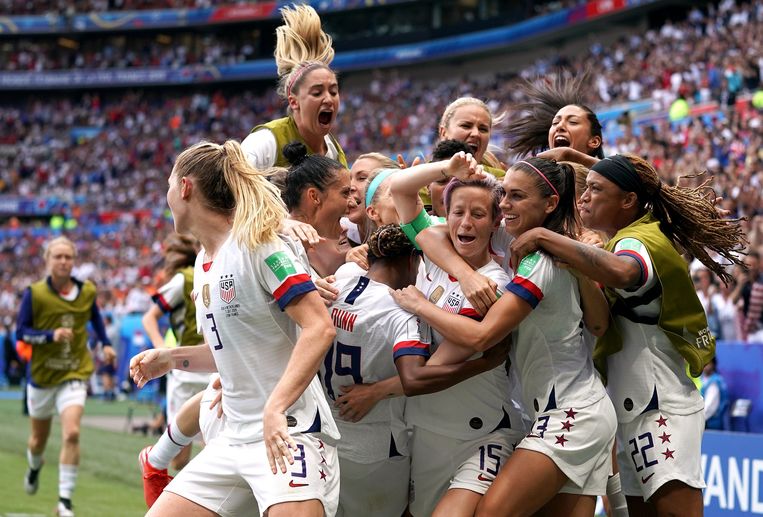 Euforie bij het Amerikaanse team na een doelpunt van Megan Rapinoe in de finale in 2019. De VS zijn straks de titelverdediger. Beeld Photo News