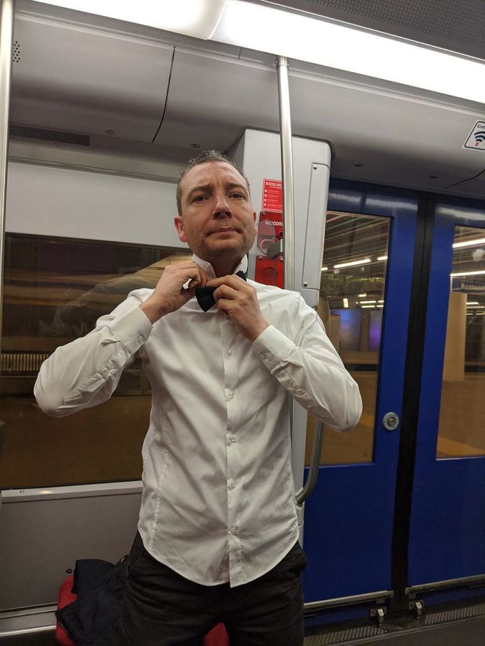 Gudo Tienhooven, op deze foto uit 2019 op weg naar LantarenVenster, geeft zondag opnieuw live commentaar bij de uitreiking van de Oscars.