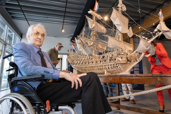 Eric van der Stoep bij zijn scheepsmodel in Batavialand in Lelystad.