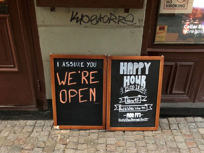 Cafés verzekeren mogelijke klanten dat ze open zijn.