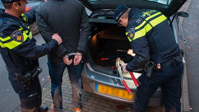 De politie arresteert één van de drie mannen in Enschede na een inbraakalarm in een tandartsenpraktijk.