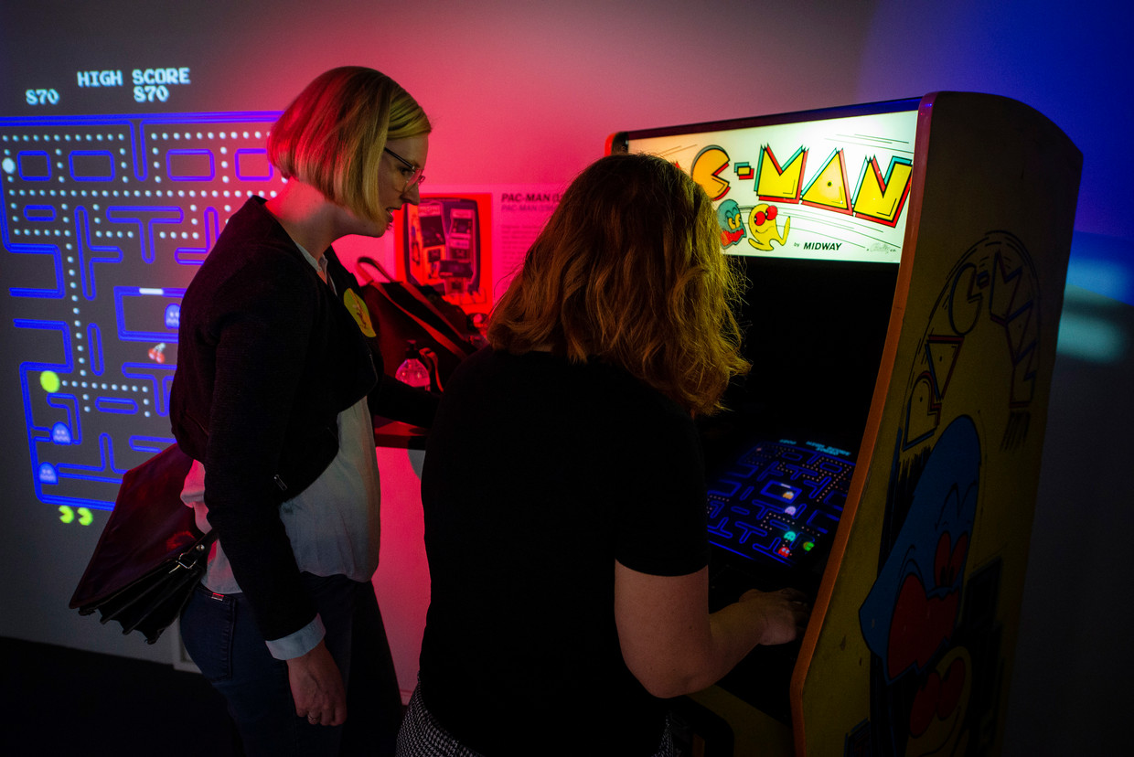 Bezoekers spelen Pac-Man op de tentoonstelling in Storyworld in Groningen. Beeld Bob de Vries