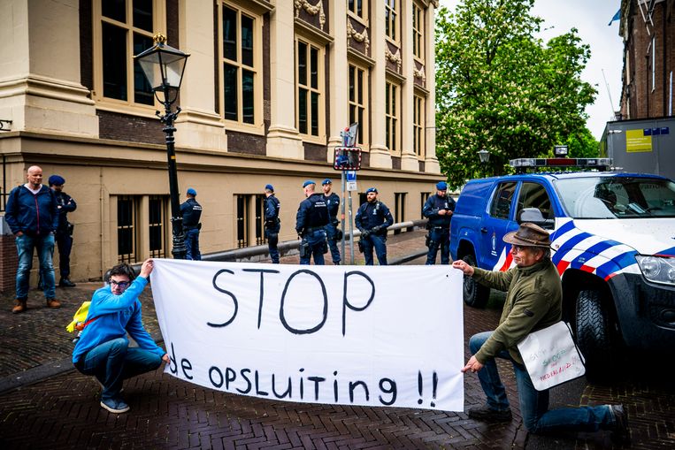 Deelnemers aan een demonstratie eind april tegen onder meer 5G-masten, inperking van bewegingsvrijheid en privacy en de economische schade. Beeld Freek van den Bergh