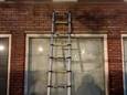 Met een ladder werd J. door de politie uit de woning gehaald.