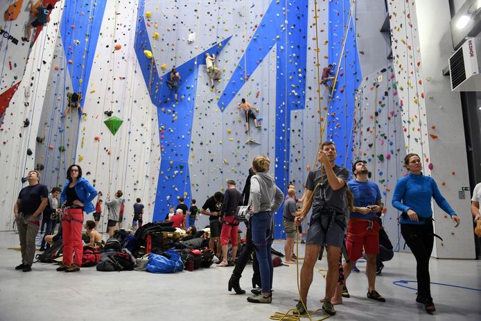 De nieuwe klimzaal De Stordeur was nog maar zes dagen open. Op de dag van de opening (foto) was er meteen veel belangstelling.