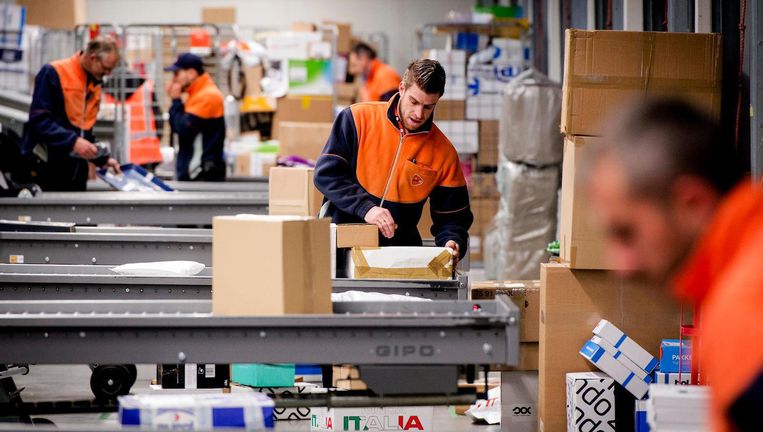 PostNL bezorgt veel pakketten voor de feestdagen Beeld ANP