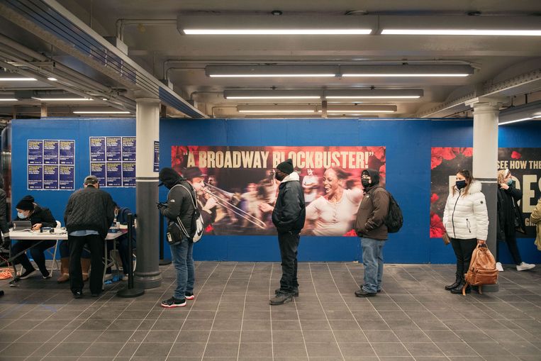 Mensen schuiven aan voor een coronatest in een New Yorks metrostation. Beeld AFP