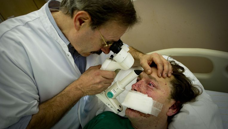 Een oogbehandeling in het Rotterdams Oogziekenhuis na de jaarwisseling, 1 januari 2011. Beeld ANP