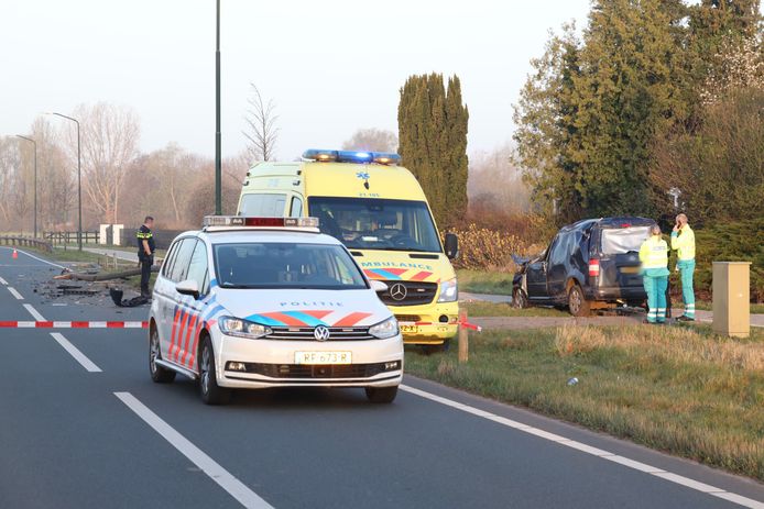 De wagen kwam op het naastgelegen fietspad tot stilstand.
