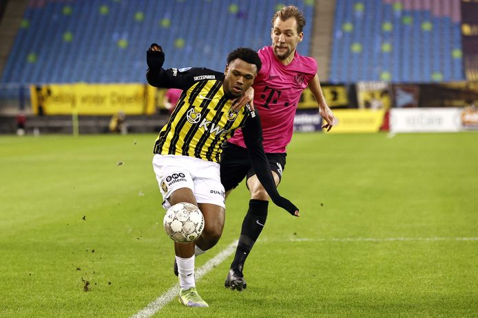 Loïs Openda (links) schudt Willem Janssen van FC Utrecht van zich af. De Belg staat in het bekerduel met ADO Den Haag vermoedelijk weer aan de aftrap bij Vitesse.