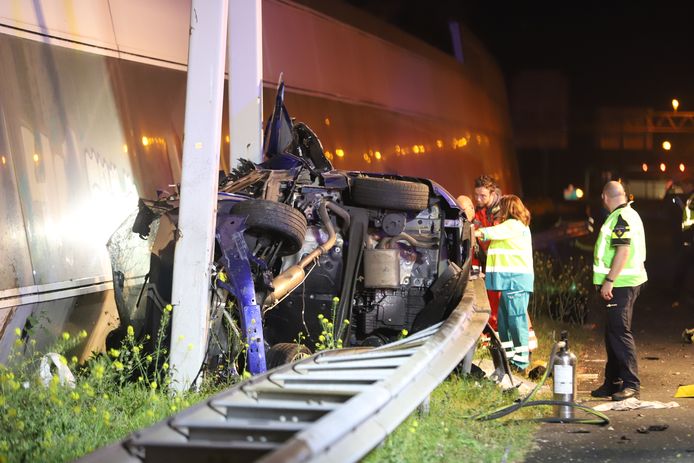 De ravage na het ongeluk op de A12 bij Den Haag.