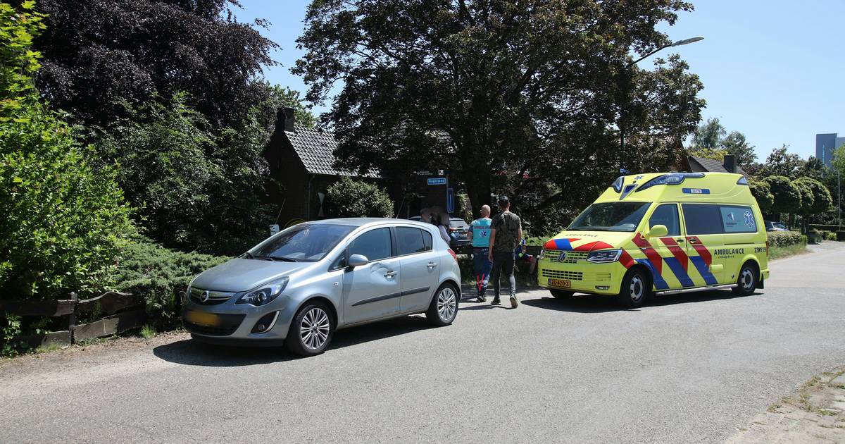 Wielrenner raakt gewond na botsing tegen auto: man overgebracht naar ziekenhuis.