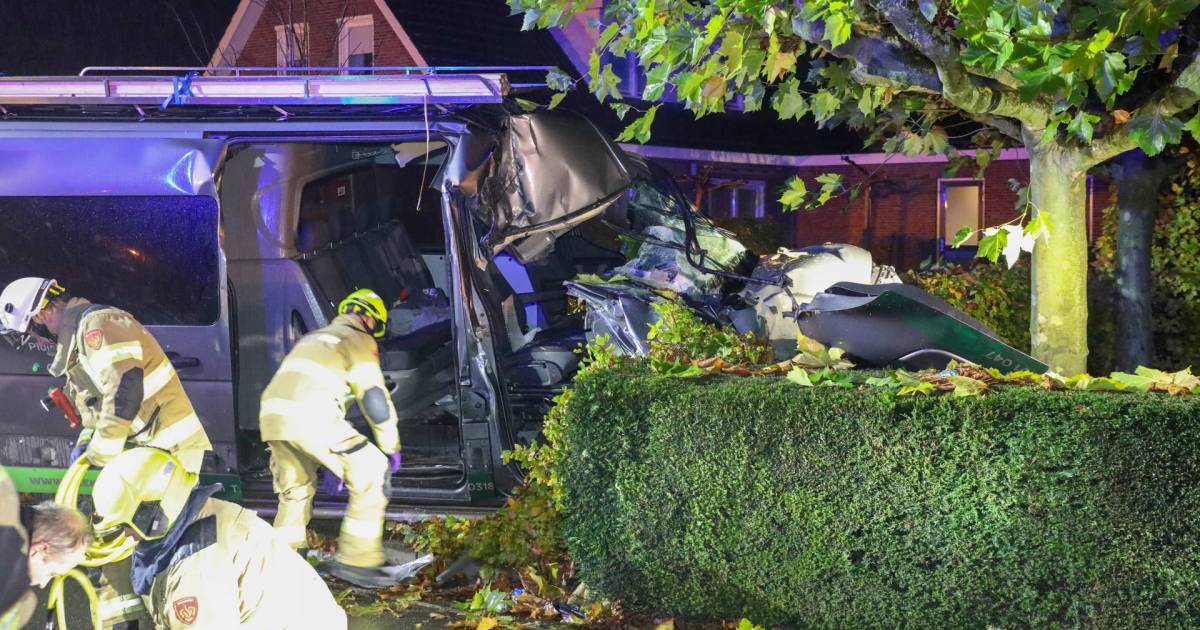 Botsing tussen bestelbus en tractor: drie gewonden, één inzittende raakt bekneld.