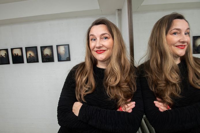 Kunstenares Kim Engelen 'slacht’ binnenkort haar werk in het Almelose Kunsttorentje.