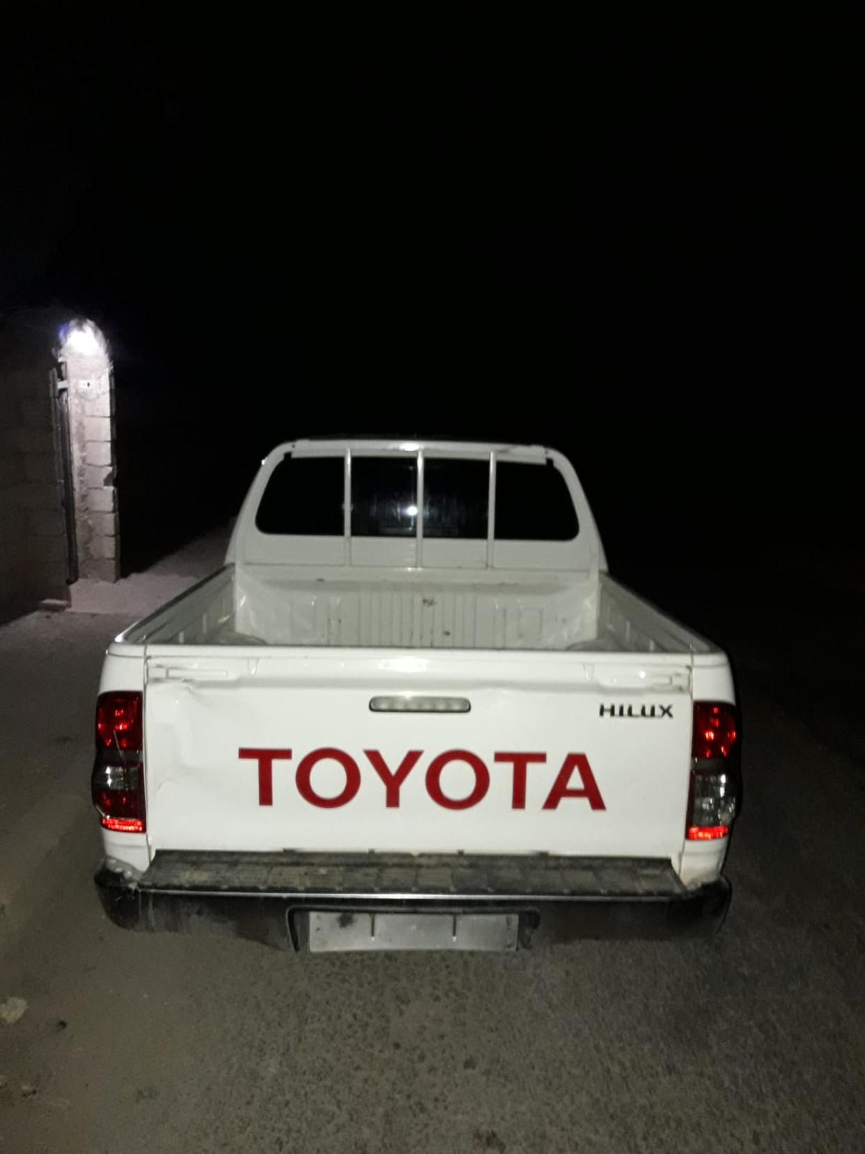 Foto van de witte pick-up die Ahmed Osman, leider van de Sultan Murad Brigade, stuurde. Nederland schonk hem deze Toyota, zegt hij. Beeld Ahmed Osman