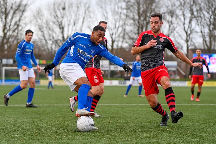 GVVV-speler Tariq Dilrosun (links) wordt verdedigd door Jeffrey van Nuland van SteDoCo.