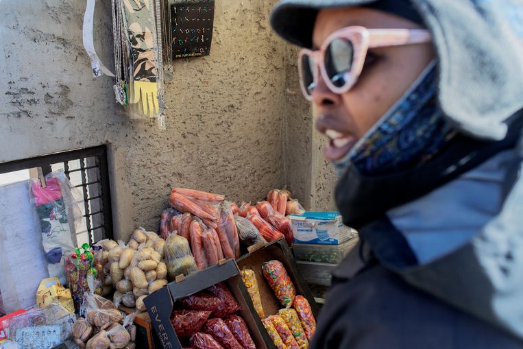 Maphokoane Serobanyane bij haar winkeltje in Soweto. Beeld Luca Sola