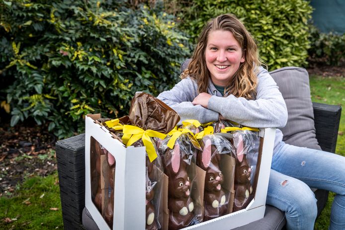 Kaya de Reede uit Mierlo verkoopt voor het tweede jaar chocolade voor het wildlife center in Ecuador waar ze werkt.