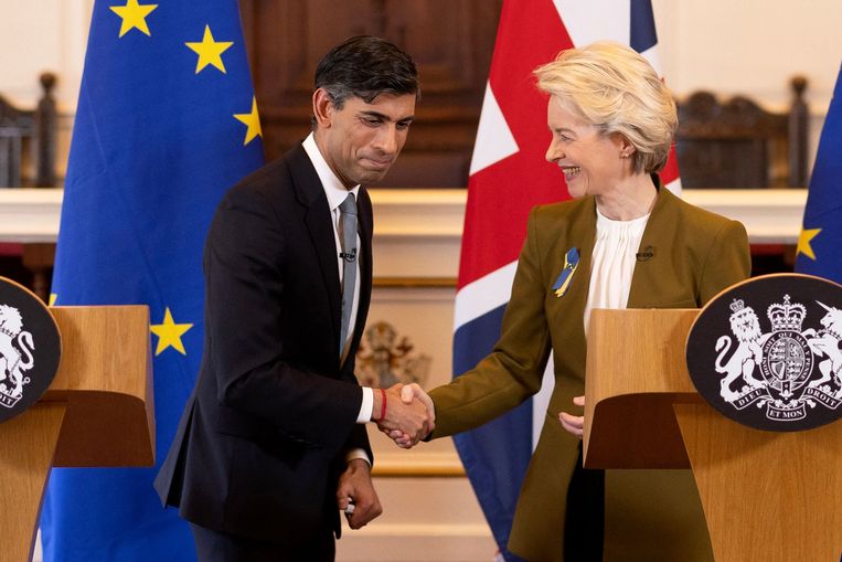 De Britse premier Rishi Sunak schudt de hand van commissievoorzitter Ursula von der Leyen na hun presentatie van het nieuwe Windsorkader.  Beeld AFP
