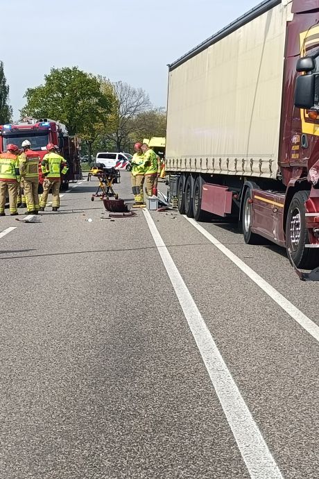 Automobilist uit voertuig geknipt na botsing met vrachtwagen in Aalten
