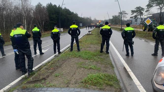 Vakantie in knel door boze boeren: reizigers Eindhoven Airport missen vlucht
