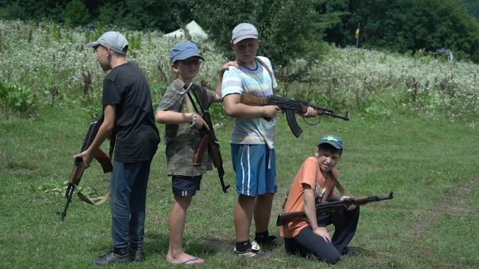 In de groep zitten vooral jonge tieners, maar ook kinderen van amper acht jaar oud leren er schieten.