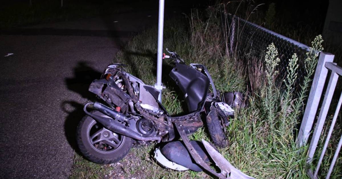Scooterbestuurder ongedeerd na botsing met trein Kruiningen.