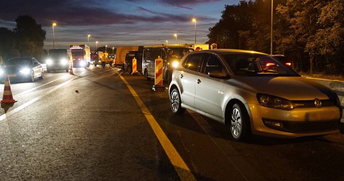 Ongeluk op A15 veroorzaakt veel vertraging, linkerrijstrook dicht.