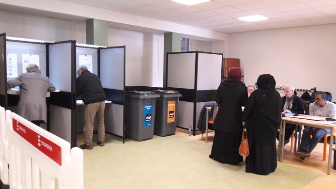 Twee Eindhovense vrouwen van Somalische komaf in het stembureau in basisschool Atalanta in Mensfort.