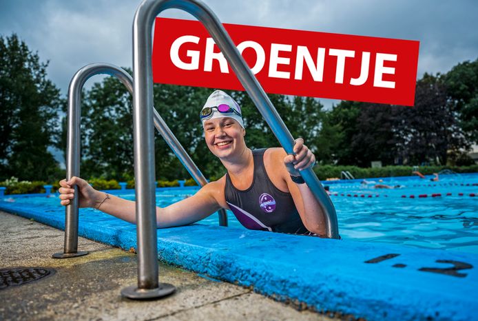 Groentje Amber Boonstoppel aan het trainen in het buitenzwembad in Zoeterwoude.