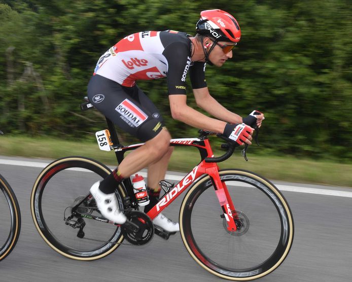 LIVE | Van Moer probeert solo massasprint te ontlopen, geletruidrager Van der Poel in peloton ...