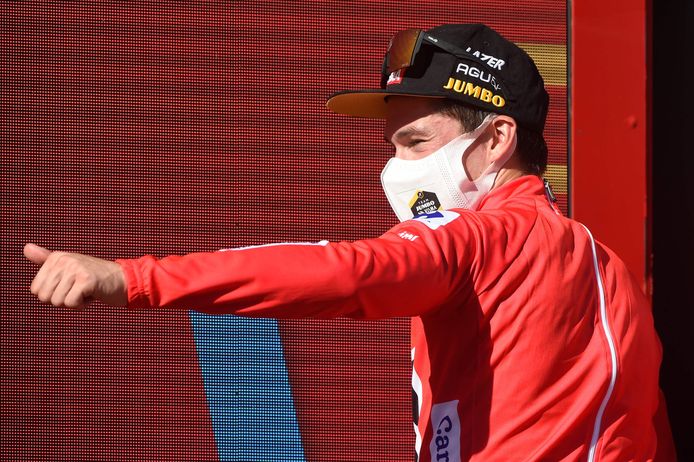 Primoz Roglic in de rode leiderstrui op het podium na de twintigste etappe van de Ronde van Spanje.