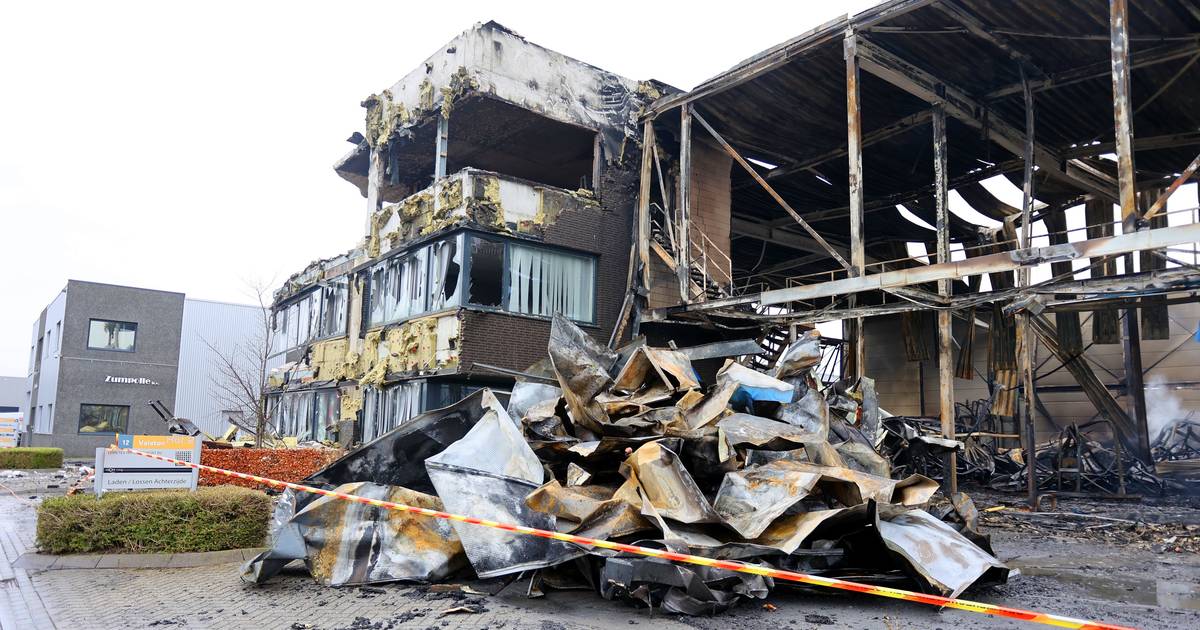 Eigenaar verwoest pand na enorme brand in Zaltbommel ‘Alleen maar