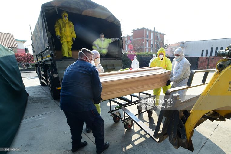 In april werden in Bergamo het hoge aantal overledenen door het leger vervoerd naar de crematoria.  Beeld Anadolu Agency via Getty Images