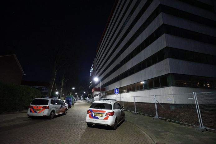 Agenten hebben in een leegstaand pand in Rijswijk naar koperdieven gezocht.