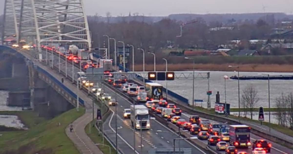 Losgeschoten aanhanger zorgt voor ongeval met meerdere auto’s op de A27.