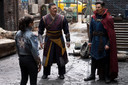 Xochitl Gomez als America Chavez, Benedict Wong als Wong en Benedict Cumberbatch als Doctor Strang in Doctor Strange in the Multiverse of Madness.
