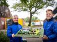 Louis Volker (links) en Martijn Borgerink van Aannemersbedrijf Oude Moleman uit Rossum op de plek waar het bedrijf naartoe verhuist. Op de maquette is de indeling van het nieuwe terrein te zien.