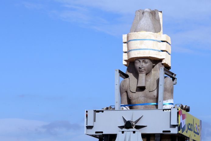 Het gigantische standbeeld van Ramses II werd met een vrachtwagen getransporteerd.