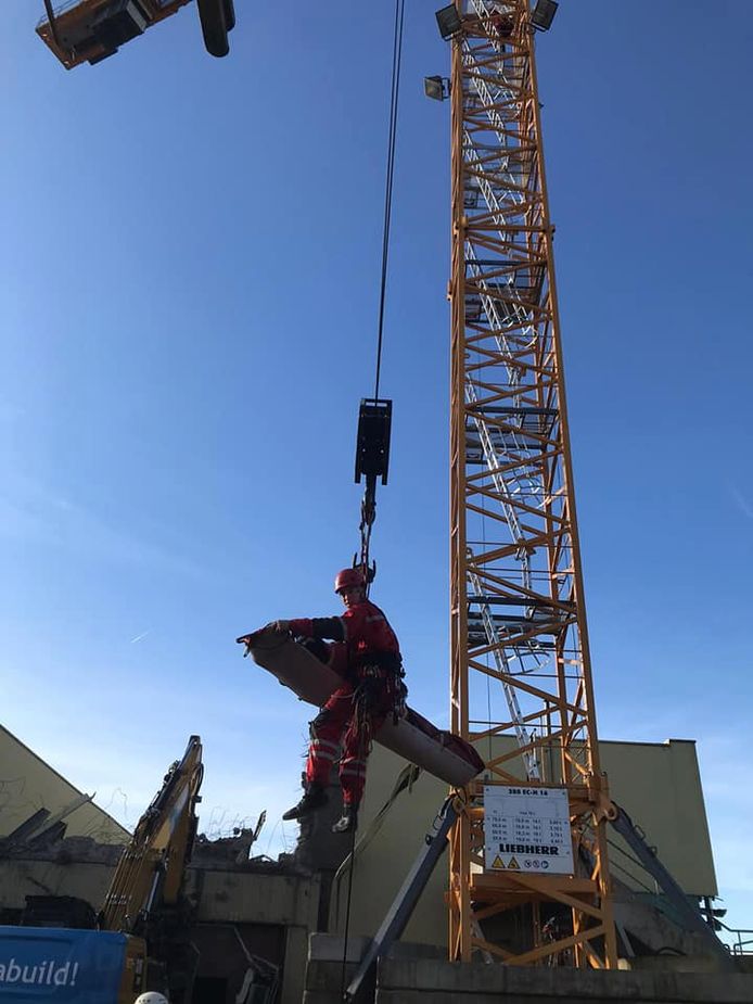Man wordt onwel in kraan.